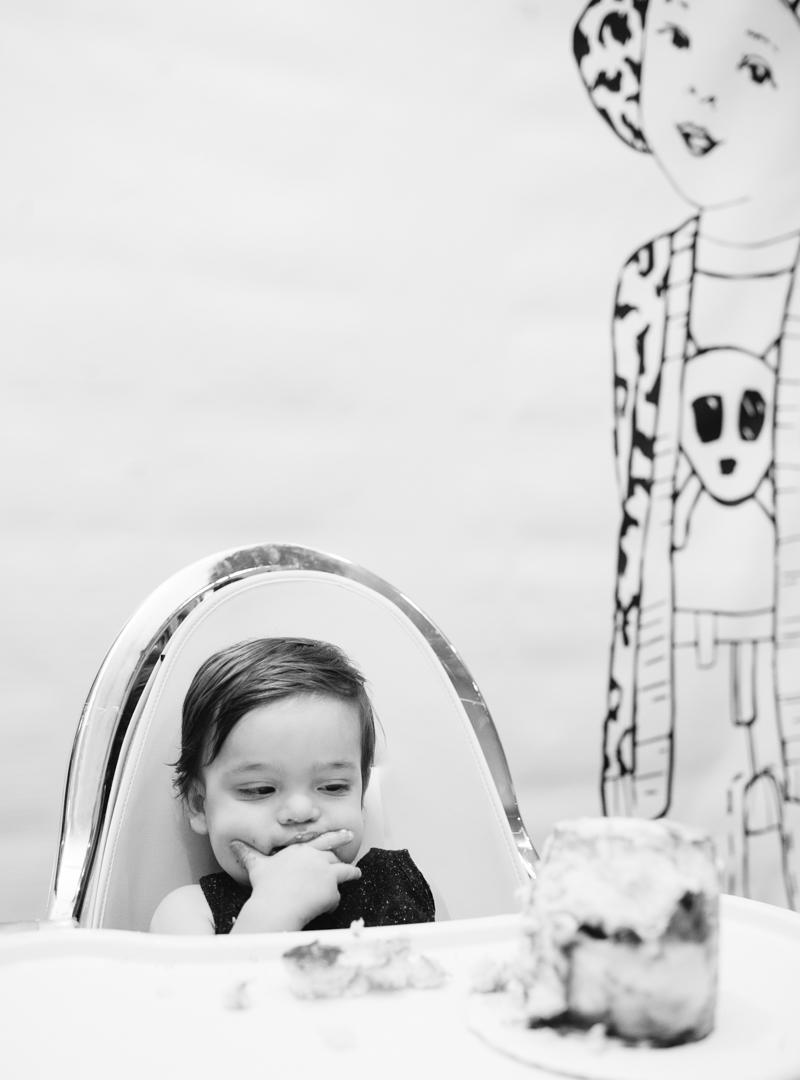 Looking for a bit of inspiration for your little ones first birthday? Birmingham Lifestyle Blogger Lindsey from Life Lutzurious is sharing her top tips on creating the perfect black and white modern first birthday party. 
